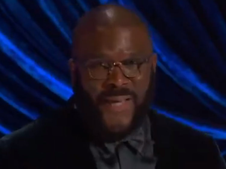 Tyler Perry Asks America To "Stand In The Middle" And "Refuse Hate" In Oscars Speech 1 Tyler Perry Asks America To "Stand In The Middle" And "Refuse Hate" In Oscars Speech
