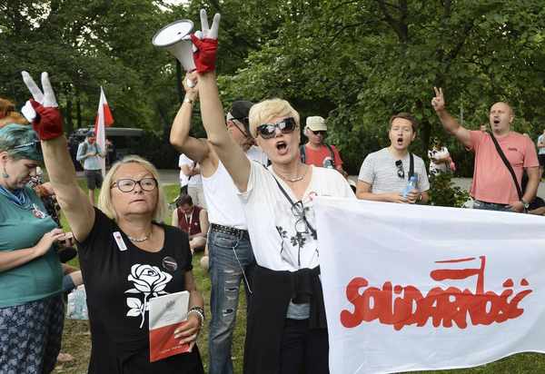 Autocracy East of the Elbe, Delusion in the West