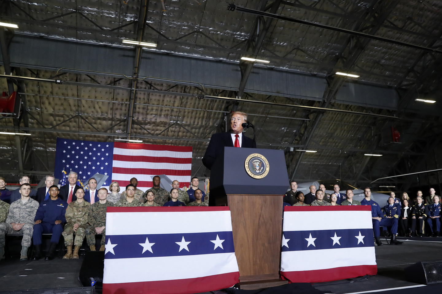 Российская охрана посольства рф в сша. Посольство сша на новинском бульваре. Штурм капитолия 6 января 2021. Охрана американского посольства в москве. Новости сша москва.