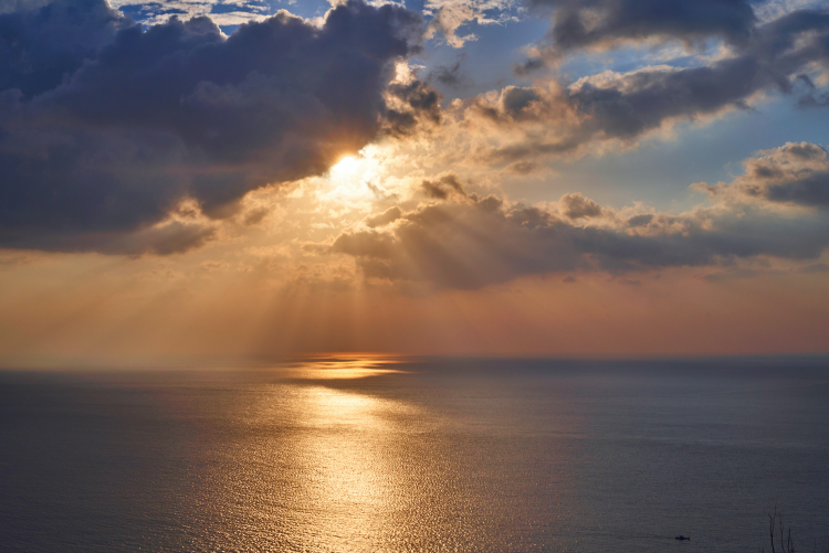 Does Sunlight Make Us Happy? It's Complicated.