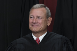 Roberts, Üniversite Borç Yardımı Üzerindeki Savaşta Merkez Sahne Aldı Roberts, Üniversite Borç Yardımı Üzerindeki Savaşta Merkez Sahne Aldı