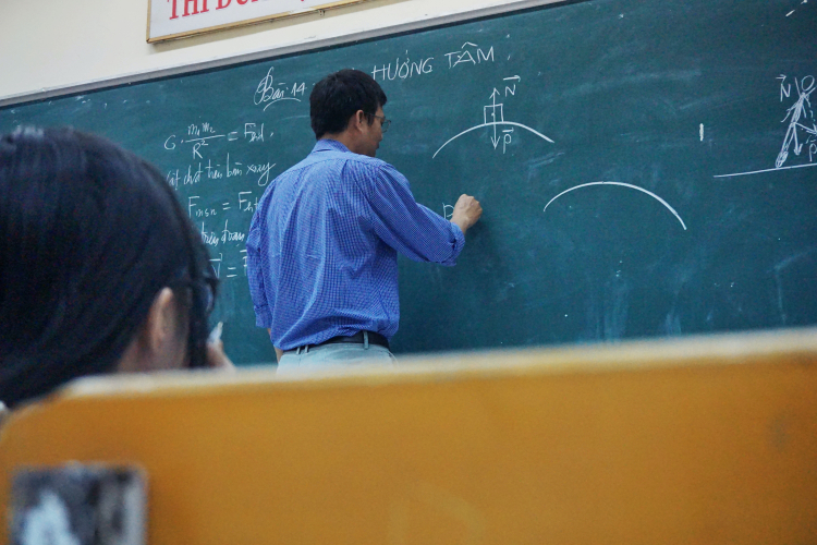 How Tenure Changes the Behavior of Scientists