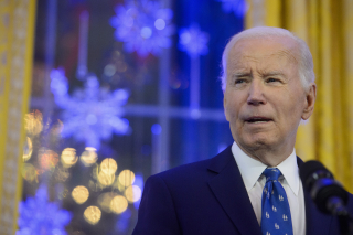 La solitaria batalla de Biden para vender su visión de la democracia
