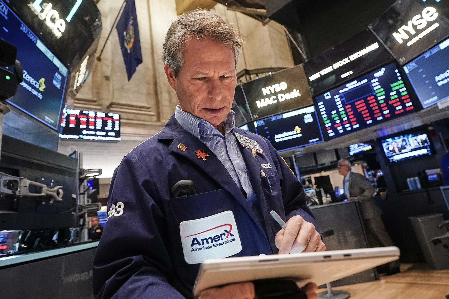 Dow Jones Hits 50,000: But Is America’s Economy Truly Thriving?