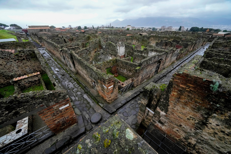 Machine Gun-Like Weapon May Have Hit Pompeii's Walls