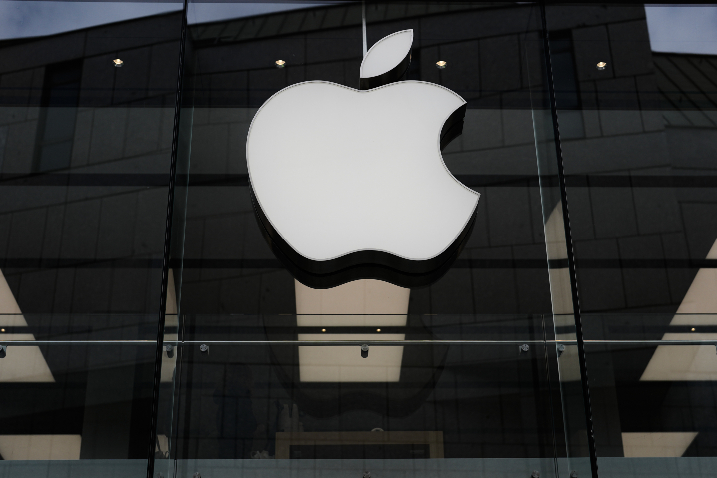 “Apple Forced to Prove Patriotism Amid Washington’s Memory Crisis”