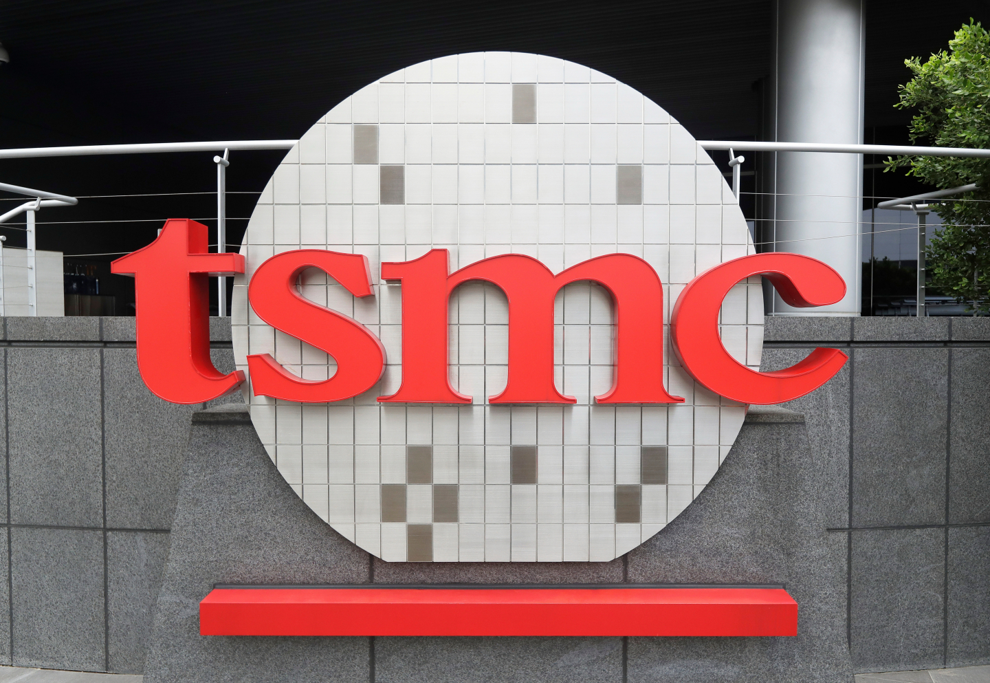 “American Semiconductor Orders Soar, Boosting U.S. Manufacturing!”
