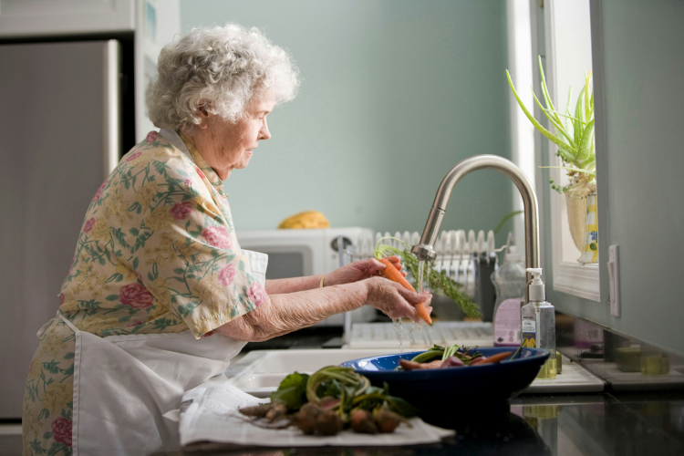 The Healthy Eldery Tend to Avoid This Habit