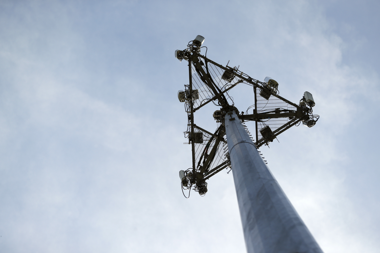 “Traditional Airwaves Essential for AI Growth, Experts Say”