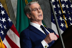 Treasury Secretary Bessent Criticizes Sen. Warren Over Foreign-Exchange Market Misundersts