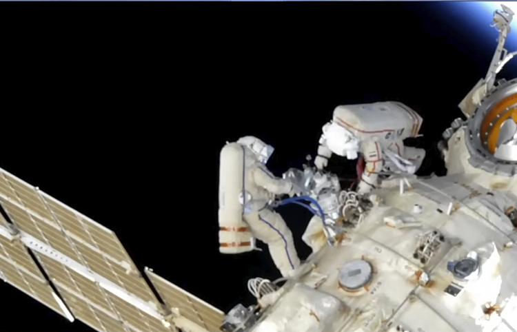 Startups Racing to Build 'Impossible' Space Crystals